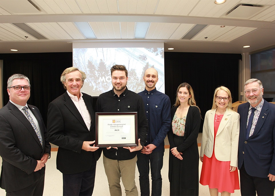 De gauche à droite: Pierre-Sébastien Fournier, directeur du Département de management de la Faculté des sciences de l'administration de l'Université Laval, Claude Lessard, donateur, Joey Hébert et Frédéric Laurin-Lalonde, cofondateurs de MOS, Amanda Bilodeau, responsable de l'administration chez MOS, Paule De Blois, présidente-directrice générale de SOVAR, ainsi que Rénald Bergeron, vice-recteur aux affaires externes, internationales et à la santé de l'Université Laval.