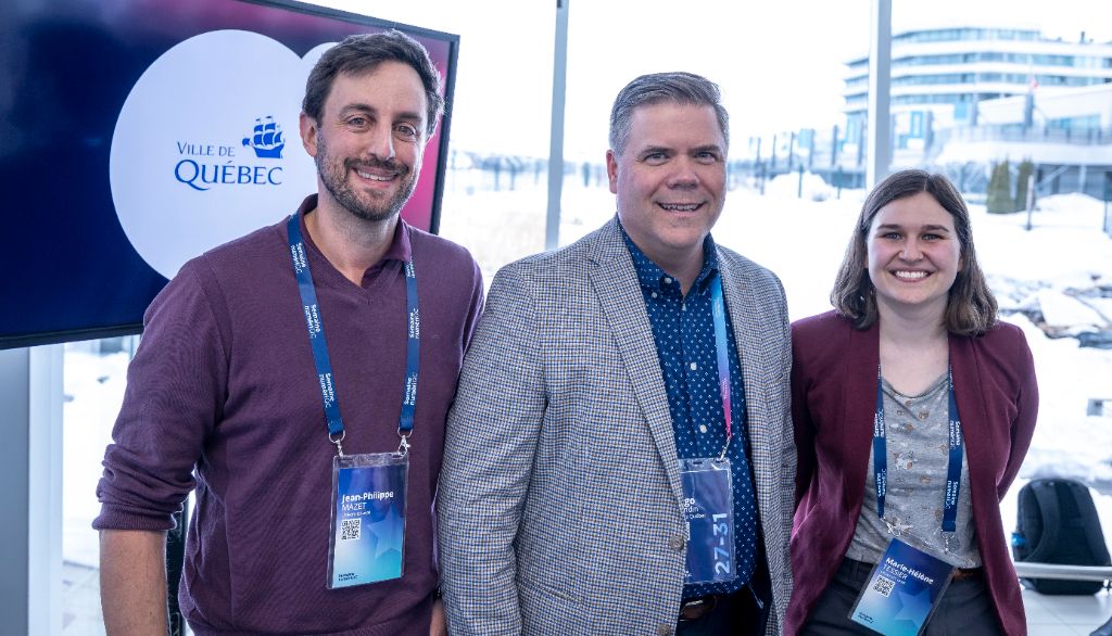 <p>La conférence de Jean-Philippe Mazet et Marie-Hélène Tessier leur a valu une bourse de la Ville de Québec. Les étudiants-chercheurs sont ici accompagnés de Hugo Grondin, directeur du Service des technologies de l'information de la Ville de Québec.</p>