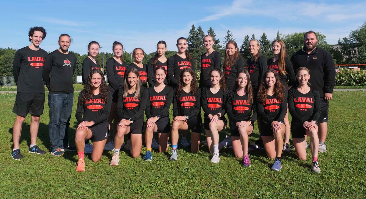L'équipe féminine de cross-country Rouge et Or de l'Université Laval.