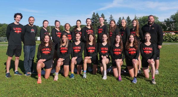 L'équipe féminine de cross-country Rouge et Or de l'Université Laval.