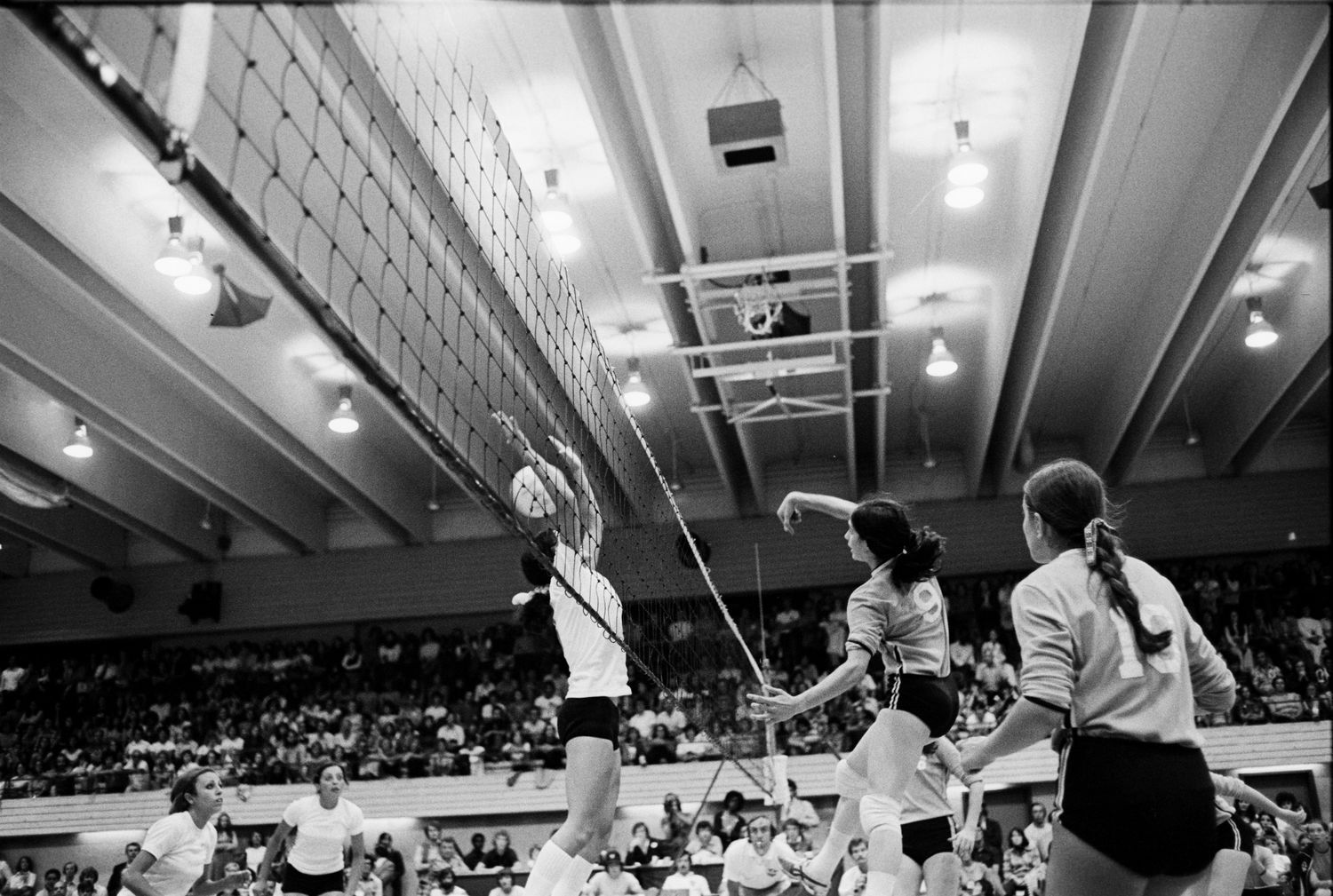 <p>La Tunisie affronte le Québec lors de la finale du tournoi de volleyball féminin.</p>