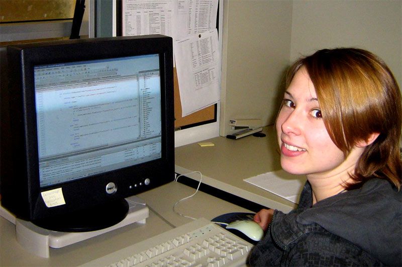 Cynthia Lemelin, étudiante au baccalauréat en informatique, bénéficie du programme Études-Travail. Elle travaille au Service de placement depuis janvier 2009.