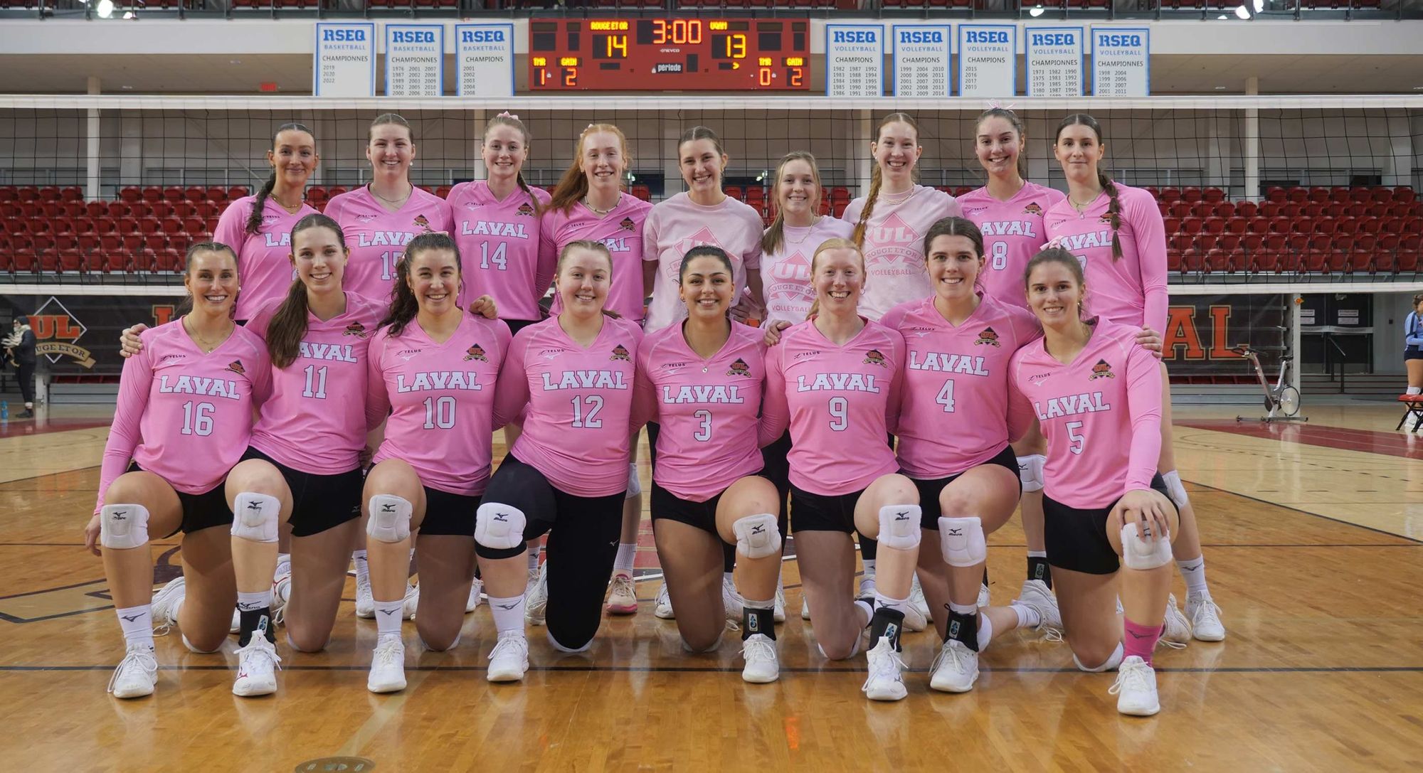 <p>L’équipe féminine de volleyball Rouge et Or de l'Université Laval, arborant l'uniforme rose pour le match annuel de la lutte au cancer du sein.</p>
