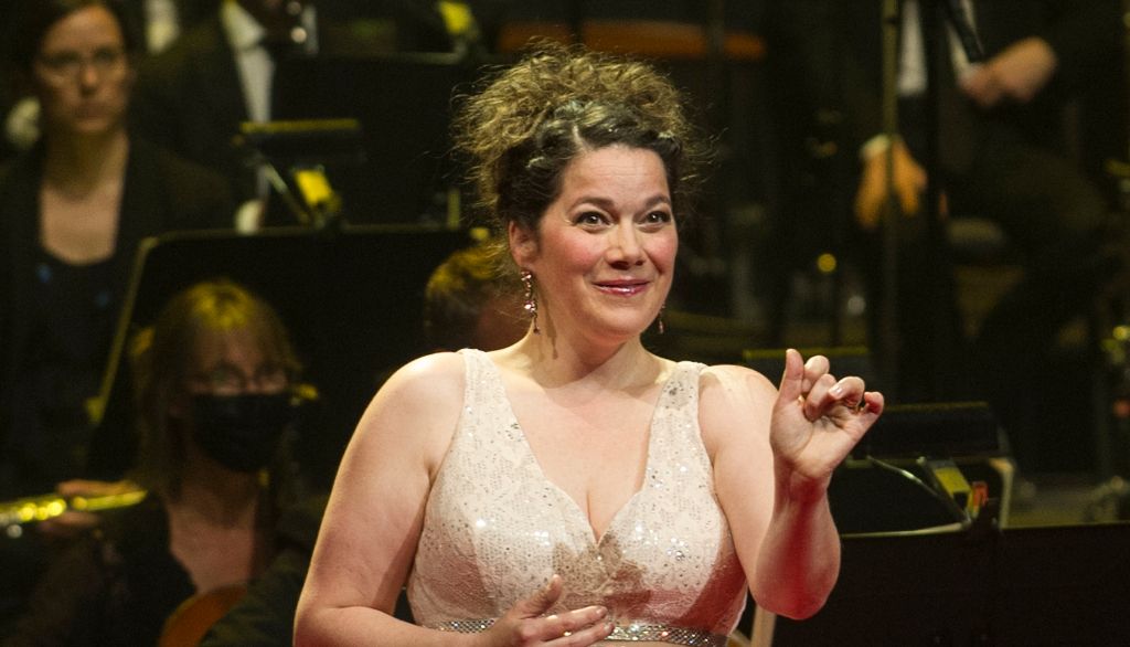 <p>Professeure invitée à la Faculté de musique et reconnue sur la scène lyrique internationale, Hélène Guilmette, soprano, a aussi ébloui l'assistance.</p>