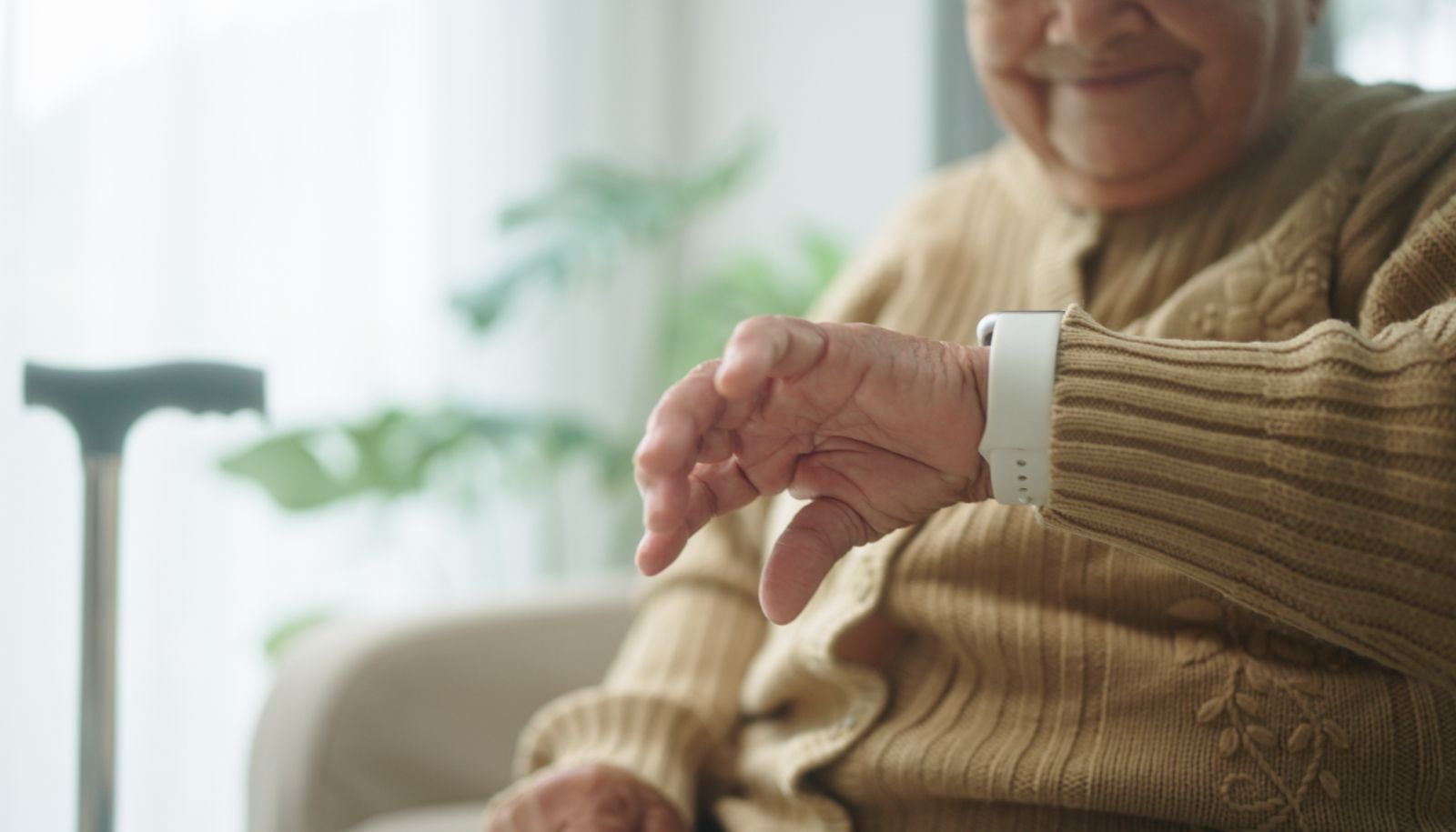 L'avènement d'objets connectés peut grandement aider les personnes aînées dans leur quotidien, mais cette bonne nouvelle, pour en rester une, doit s’accompagner d’une réflexion.