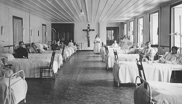 <p>Jules Livernois, La Salle Sainte-Anne de l’Hôtel-Dieu de Québec, vers 1925. Épreuve à la gélatine argentique, 12,3 X 17,4 centimètres. Collection du MNBAQ. Don de la collection Michel Lessard.</p>
