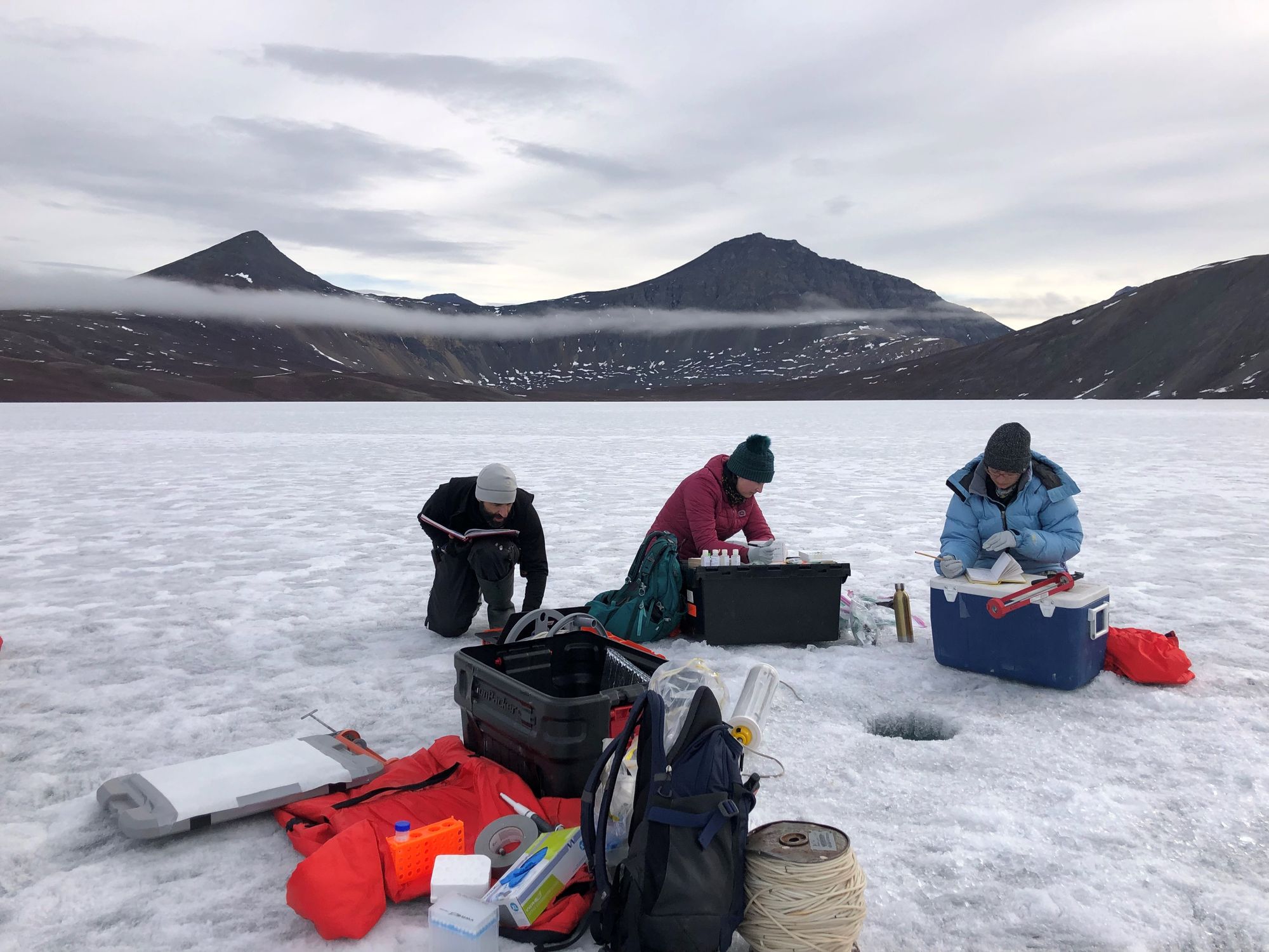 L’équipe Sentinelle Nord en train d’échantillonner le lac A.