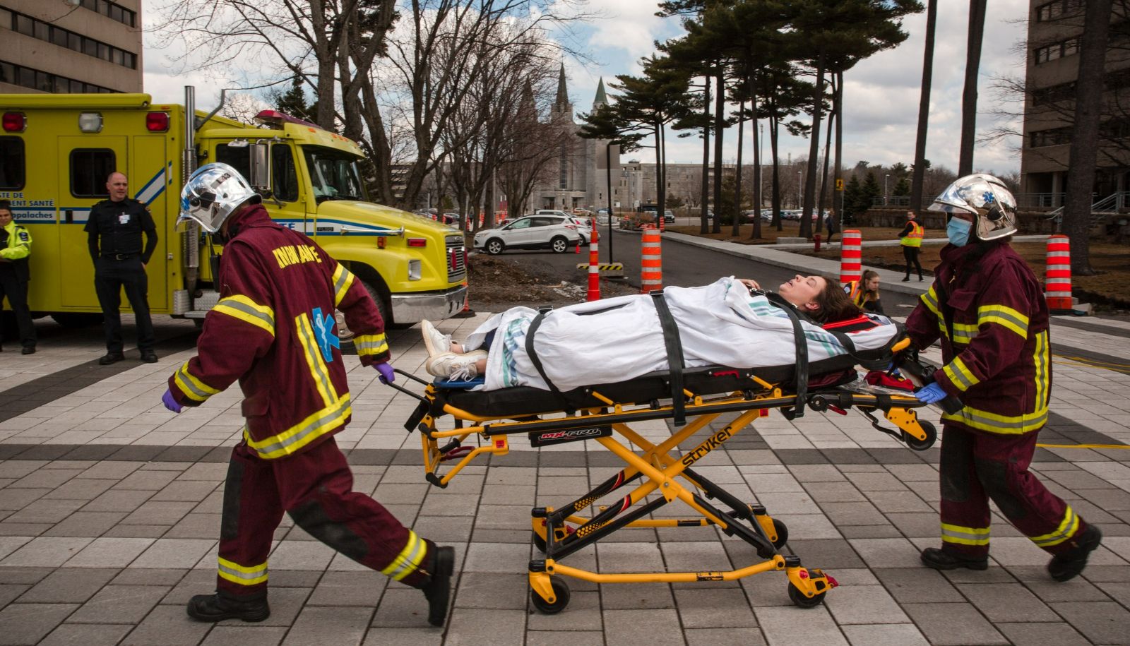 <p>Simulation de transport d'une personne blessée par ambulance lors du Code orange 2023</p>