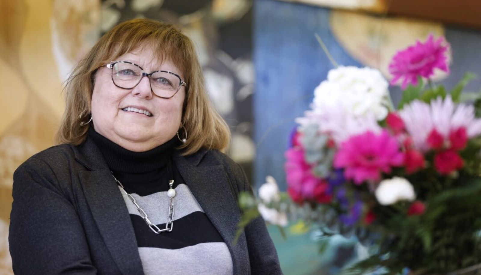 <p>Lynda Morin, avec le bouquet que lui ont offert deux collègues pour souligner sa retraite.</p>