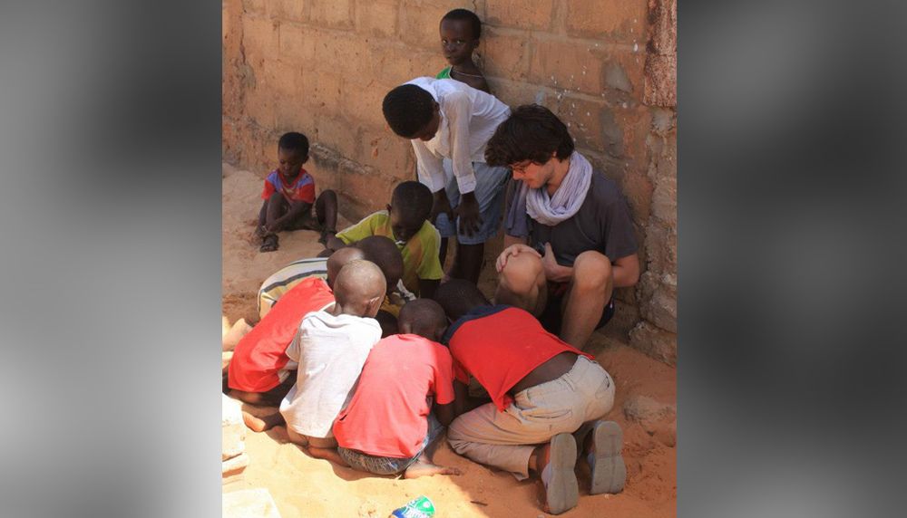 Samuel Boudreault en compagnie d'enfants du quartier Diamalaye, au Sénégal.