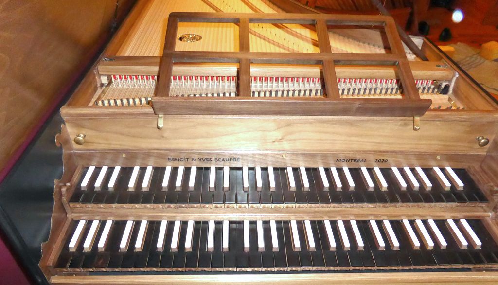 <p>Ce clavecin, le 166e portant la signature d’Yves Beaupré, a deux claviers totalisant 61 notes. Les compositeurs de la période baroque ont écrit de nombreuses pièces exploitant les possibilités d’un double clavier.</p>