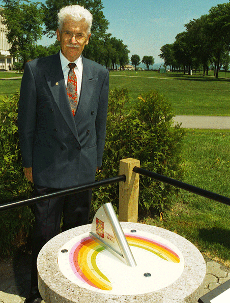 <p>Le professeur Sánchez lors de l'inauguration du cadran solaire en juin 1994.</p>