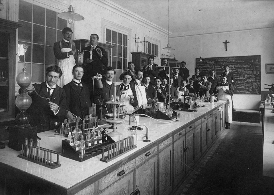 <p>Étudiants de première année de la Faculté de médecine dans un laboratoire vers 1899-1900. </p>