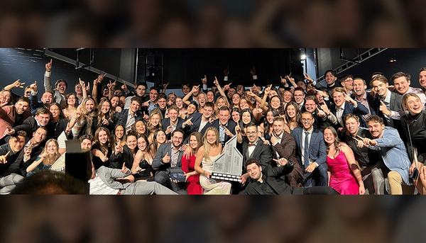 <p>La
délégation de l’Université Laval aux Jeux du commerce, au moment de
l’annonce du classement général ainsi que du record historique de points.</p>