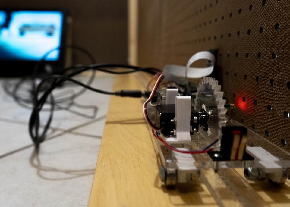 Delphine Hébert-Marcoux, étudiante à la maîtrise en arts visuels, conçoit des dispositifs audio, vidéo, mobiles et automatisés. Elle présentera l'œuvre À partir du mur dans l'exposition double/doubles.