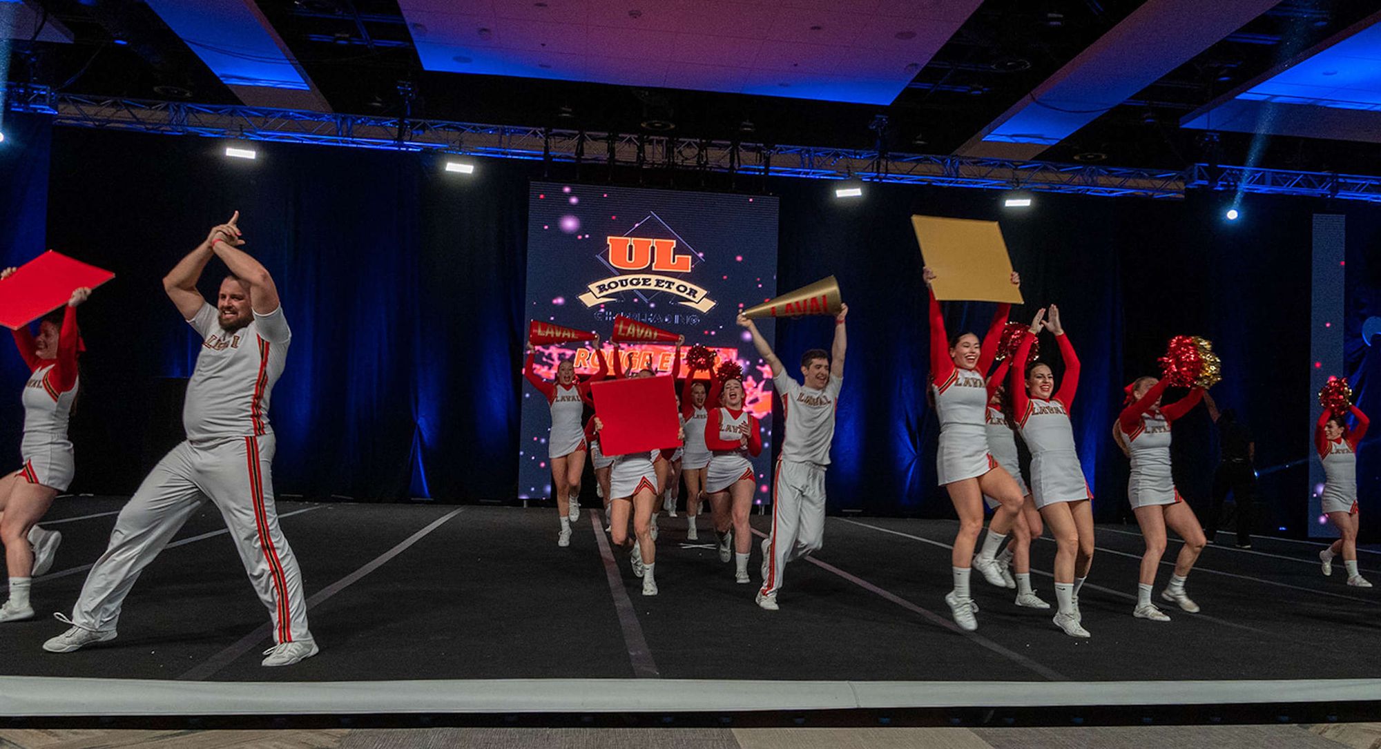 L’équipe de cheerleading de l'UniversitéLaval lors du Championnat du RSEQ disputé au Cégep Édouard-Montpetit à Longueuil.