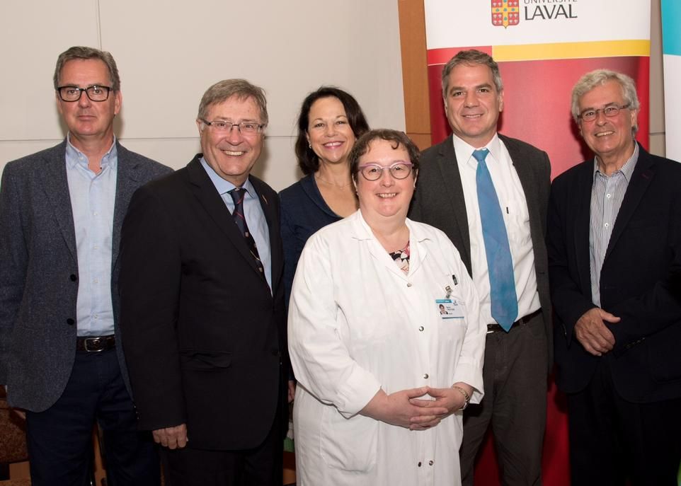 Étaient présents au moment de l'annonce officielle (de gauche à droite): Jacques Simard, directeur adjoint à la recherche fondamentale du Centre de recherche du CHU de Québec – Université Laval, Rénald Bergeron, doyen de la Faculté de médecine, Gertrude Bourdon, présidente-directrice générale du CHU de Québec – Université Laval, Sylvie Trottier, adjointe clinique au directeur du Centre de recherche en infectiologie (CRI), Gary Kobinger, directeur du CRI et Michel G. Bergeron, fondateur du CRI.