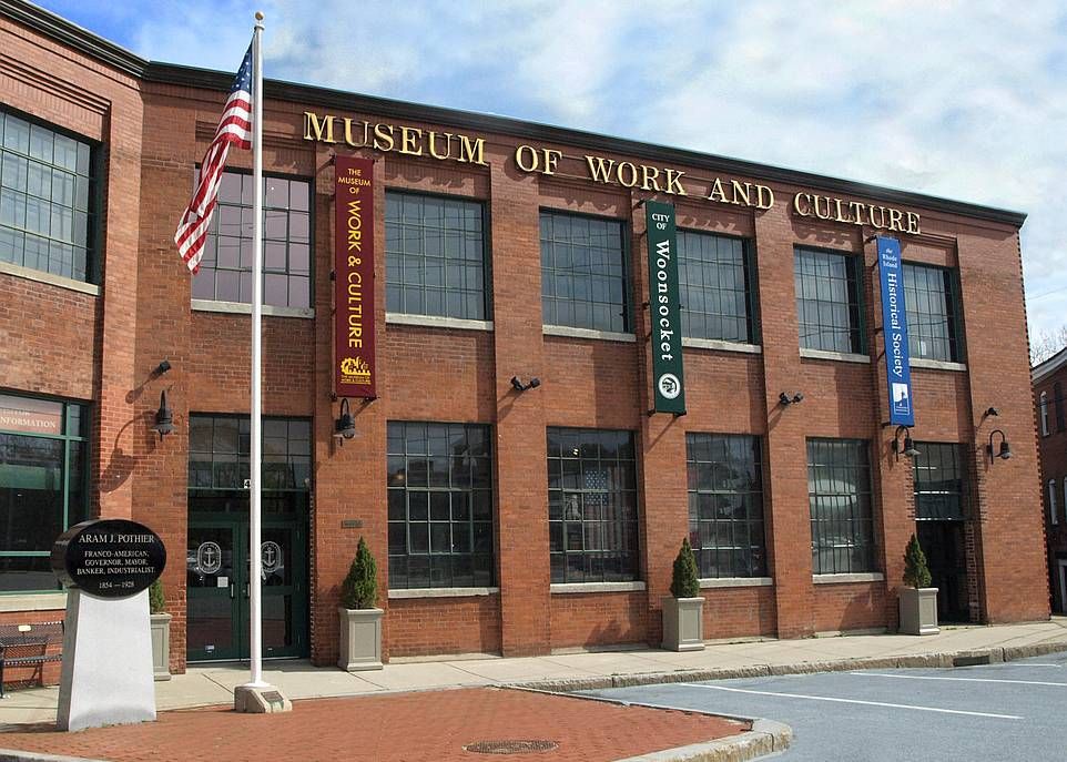 Le Museum of Work and Culture de Woonsocket, au Rhode Island. Cette ville a été un lieu important de l'émigration canadienne-française aux États-Unis. Sur la plaque commémorative au pied du drapeau, on peut lire: «Aram J. Pothier, Franco-American, Governor, Mayor, Banker, Industrialist. 1854-1928».