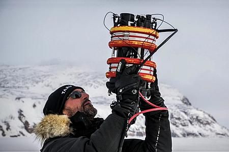 Marcel Babin manipule un appareil optique adapté pour les études sur l'irradiance dans l'Arctique. Appelé IcePRO, cet instrument est muni de trois senseurs optiques qui captent la lumière en surface et dans la colonne d'eau. Les données sont transmises directement à un ordinateur par câble électro-optique.