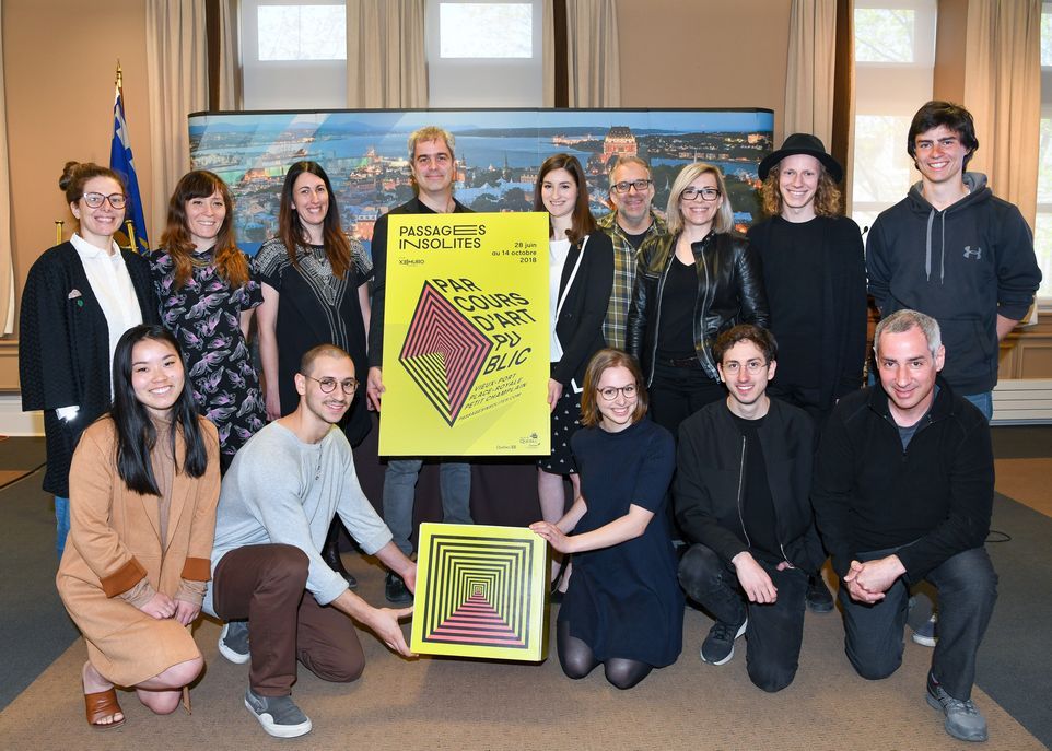 Vincent Roy, directeur général et artistique d'EXMURO, et Alicia Despins, membre du comité exécutif responsable de la culture, de la technoculture et des grandes événements (au centre), en compagnie de certains artistes des Passages insolites.