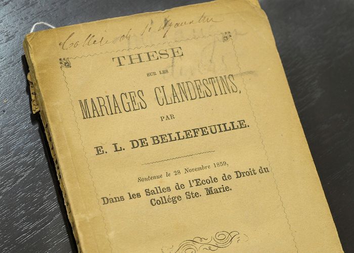 <p>Sur plus de 100 pages, l’auteur de cette thèse démontre la primauté du tribunal ecclésiastique sur le tribunal civil, donc de la doctrine de l’Église catholique sur le droit civil, en ce qui concerne les questions relatives au mariage.</p>