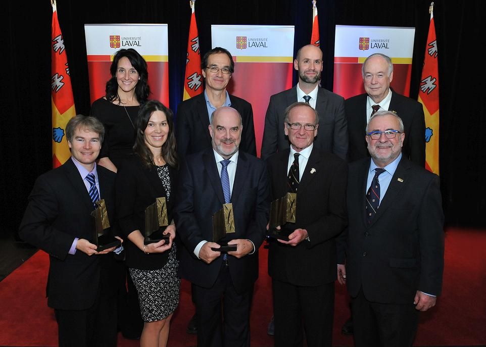 Les lauréats des Prix d'excellence en enseignement 2016 en compagnie du recteur Denis Brière, à l'arrière du côté droit, et du vice-recteur aux études et aux activités internationales Bernard Garnier, à l'avant du côté droit également. Les lauréats, à l'avant, sont le chargé de cours Steeve Mercier, du Département de langues, linguistique et traduction, la professeure Roxane Pouliot, de la Faculté de pharmacie, le professeur Paul René de Cotret, du Département de médecine, et le professeur Éric Philippe, du Département de chirurgie. À l'arrière, les lauréats sont la chargée d'enseignement Caroline Girard, du Département de marketing, le professeur Alain Olivier, du Département de phytologie, et le professeur Dominic Roux, de la Faculté de droit. La professeure Fannie Lafontaine, de la Faculté de droit, était absente lors de la soirée.