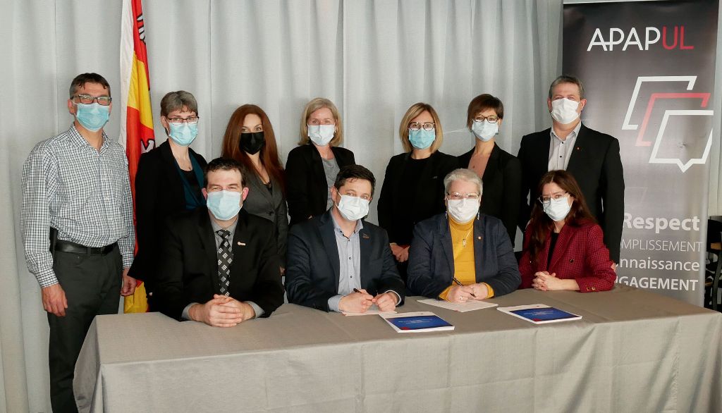 <p>En haut (de gauche à droite): Patrick Jobin, Marylène Cloutier, Marjorie Balzano, Isabelle Tremblay, Katarie Lachance, Mylène Custeau-Boisclair, Jean-François Forgues En bas (de gauche à droite): Frédéric Lavigne, Éric Matteau, Lyne Bouchard, Marie-Pierre Beaumont.</p>