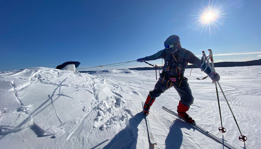 En ski de fond, les aventuriers de l’Expédition Akor 2021 auront à tirer chacun un traîneau pesant au départ 90 kilos. Leur grande aventure commencera à l’île Ward Hunt, où il règne des températures de moins 30 degrés Celsius.