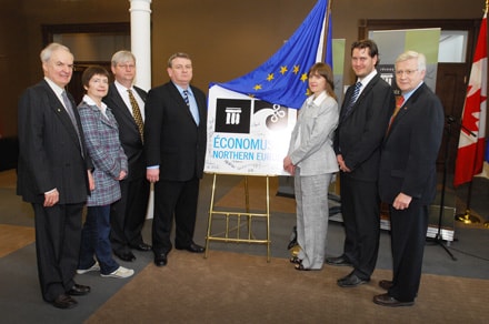 Cyril Simard, président-directeur général de la SIRÉ, Olga Biskopstod, membre du Parlement des îles Féroé, Ari Porsteinsson, d'Islande, Paul O'Hare, de la République d'Irlande, Marie-Louise McClarey, d'Irlande du Nord, Helge Andre Njaastad, maire d'Austevoll en Norvège, et Claude Dubé, titulaire de la Chaire UNESCO en patrimoine culturel de l'Université Laval.