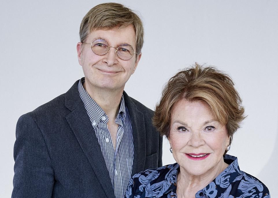 Michel Dorais et Janette Bertrand. Ensemble, le sociologue de la sexualité et la communicatrice de renom dialoguent de façon ouverte autour de centaines de sujets.
