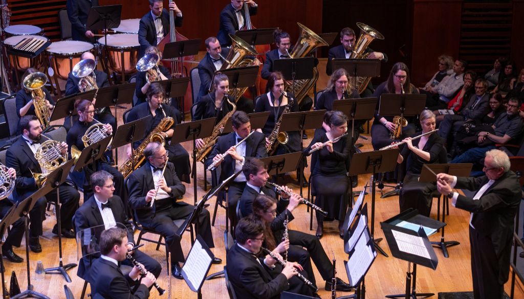 <p>En résidence à la Faculté de musique de l’Université Laval, l’Ensemble vent et percussion de Québec présente chaque année une série de concerts et des activités de médiation.</p>