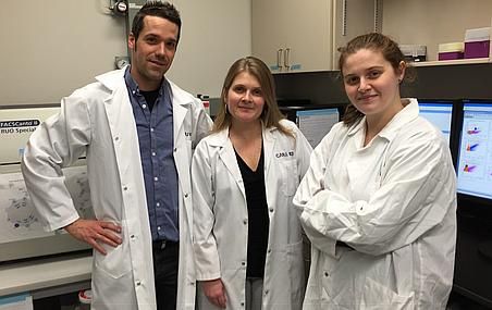 <p>Éric Boilard, Tania Lévesque et Anne-Claire Duchez dans le laboratoire de cytométrie de flux à haute sensibilité où ont été effectuées les analyses des petites vésicules qui augmentent le risque de rejet d'organes greffés.</p>