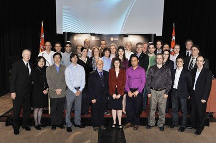 <p>Une partie des quelque 50 chercheurs qui ont collaboré à la mise au point des 19 technologies ayant fait l'objet d'une demande de brevet l'année dernière, lors de l'hommage qui leur a été rendu par la direction de l'Université, le 30 mai, au pavillon Maurice-Pollack.</p>