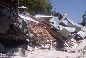 À Port-au-Prince, le bâtiment qui abritait le programme de maîtrise en patrimoine et en mémoire à l'Université d'État d'Haïti a été détruit lors du séisme du 12 janvier. Trois étudiants sont morts sous les décombres.