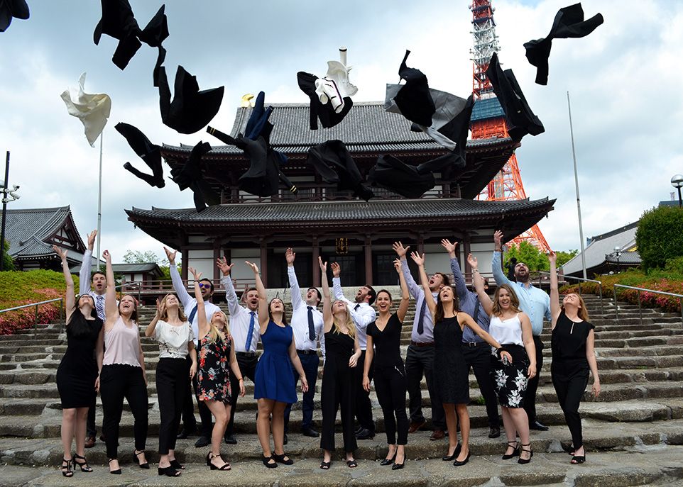 À Tokyo, au dernier jour de la mission au Japon, la délégation UL a effectué le traditionnel lancer du veston devant le temple bouddhiste Zojoji. Le groupe comprenait 16 agents de développement international et 2 coordonnateurs.