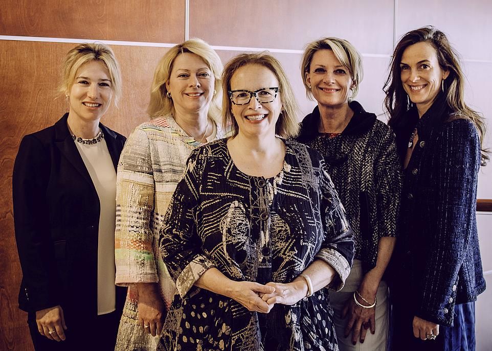 Eugénie Brouillet (à gauche), doyenne de la Faculté de droit, est en compagnie des quatre autres femmes d'affaires et d'influence de la région de Québec qui ont été nommées comme coprésidentes de la campagne Centraide 2016 (de gauche à droite): Marie-Claude Houle, Sylvie Paquette, Caroline St-Jacques et Geneviève Marcon.