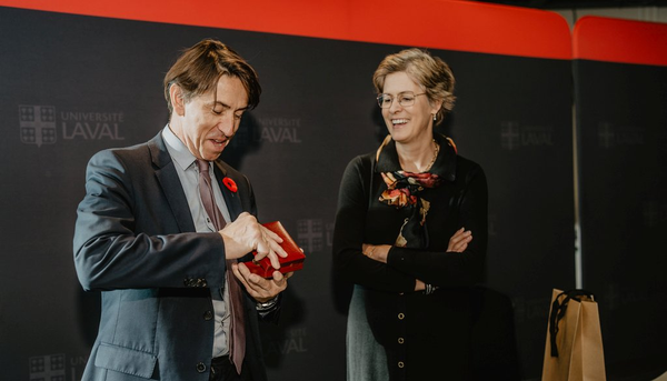 <p>Dean Lewis en compagnie de la rectrice de l'Université Laval Sophie D'amours</p>
