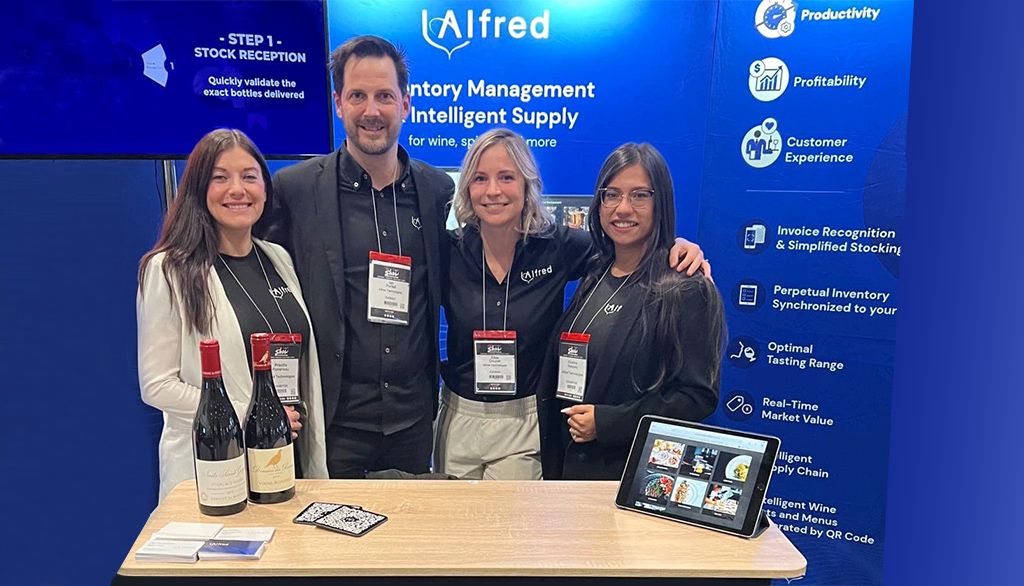 <p>Lors de la mission commerciale à Toronto en 2022, l’étudiante Cristina Vasquez, à droite, a participé à une foire commerciale en compagnie de membres du personnel de son entreprise cliente, Celliers intelligents. La solution de cette entreprise de Québec facilite la gestion d’inventaire en vins et spiritueux pour restaurants, hôtels et collectionneurs de vins.</p>