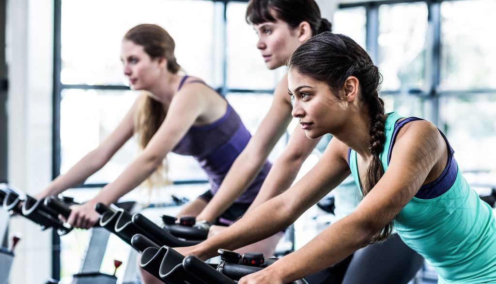 <p>Les activités physiques aérobiques, comme le vélo stationnaire, la natation, la marche ou la course, favorisent la disparition des symptômes après une commotion cérébrale. Elles doivent toutefois être pratiquées en respectant les consignes d'un professionnel de la santé.</p>