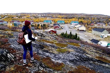 L'étudiante Marianne Garneau-Charbonneau sur un flanc rocheux au coeur de Kuujjuaq. Ses collègues et elle ont réfléchi aux défis d'aménagement qui attendent ce village inuit du Nunavik durant le prochain quart de siècle.