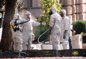 Des techniciens enquêteurs au travail à Washington, lors de la crise des attentats à l'anthrax, en 2001.