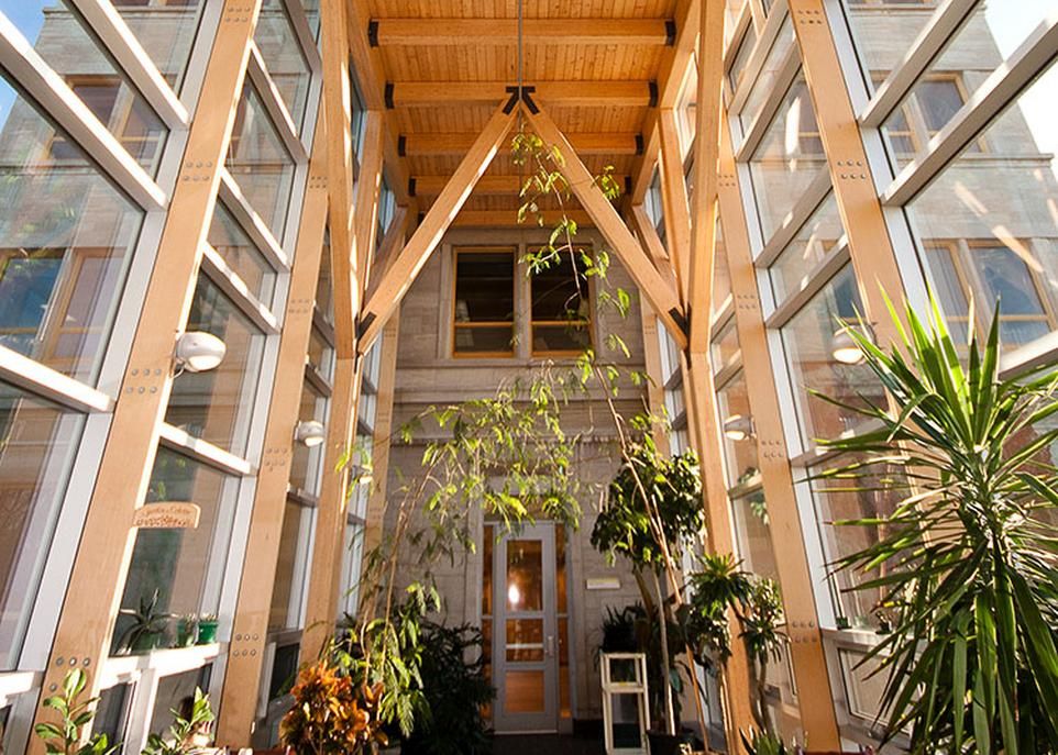L'efficacité énergétique des bâtiments du campus contribue beaucoup à la carboneutralité de l'Université. Ici, le pavillon Gene-H.-Kruger, dont la conception écoresponsable mise sur une utilisation maximale du bois d'ingénierie.