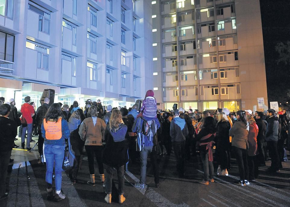 Des centaines d'étudiantes, d'étudiants, de membres du personnel et de la direction de l'Université Laval ont convergé devant les résidences du pavillon Alphonse-Marie-Parent.