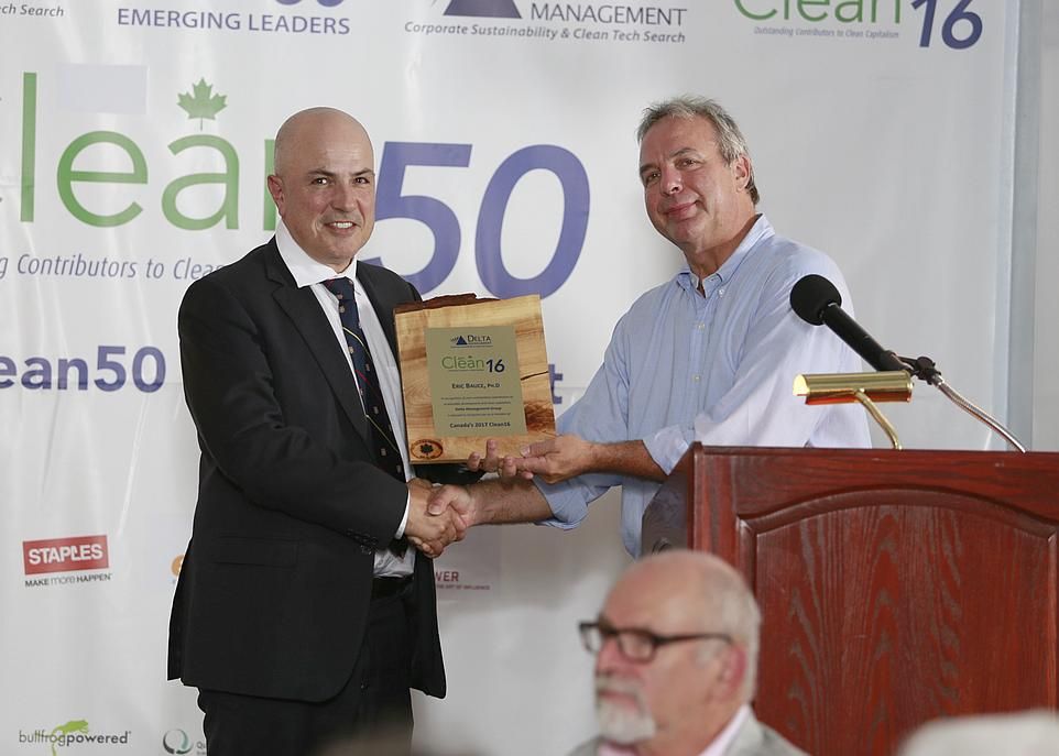 <p>Le vice-recteur exécutif et au développement de l'Université Laval, Éric Bauce, recevant le prix Clean16, lors de la cérémonie tenue à Toronto.</p>
