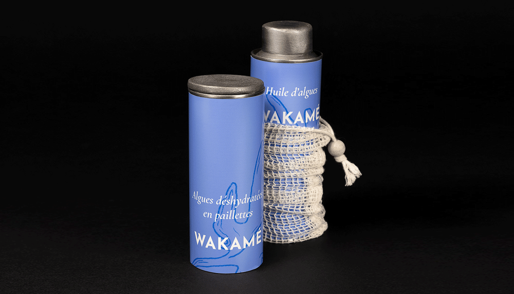 Pour soutenir une image de marque, Delphine Daraiche a conçu cet emballage aux accents marins pour deux produits à base d'algues. Les deux contenants peuvent être superposés et insérés dans un sac en maille.