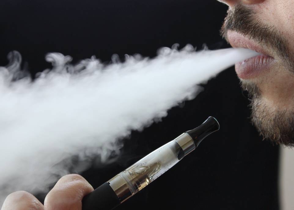 La cigarette électronique contient un élément chauffant qui transforme le liquide à vapoter en aérosol contenant des particules de différentes dimensions. La taille de ces particules influence l'endroit où elles se déposeront dans les voies respiratoires.