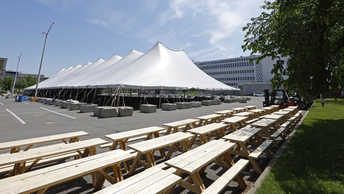 <p>Une centaine de tables de pique-nique seront aménagées.</p>