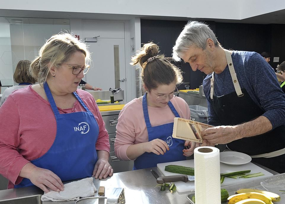 Jean Soulard a orchestré les cuisines du Château Frontenac pendant 20 ans. Il est d’ailleurs toujours très occupé à réaliser différents projets, et prend notamment de son temps pour enseigner la cuisine aux enfants. «Voir un enfant concentré sur sa tâche me rend heureux», dit-il.
