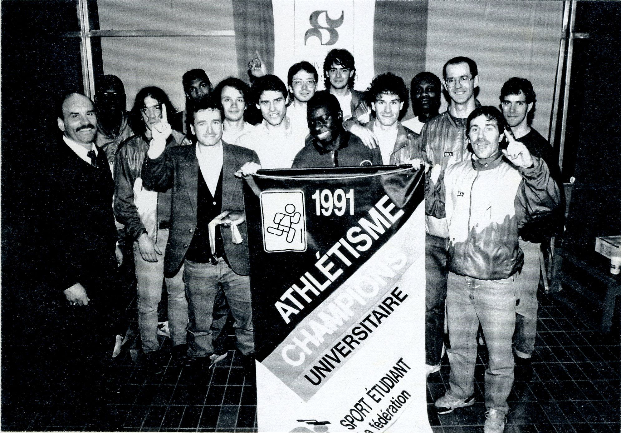 <p>Le préparateur physique Raymond Veillette posant fièrement (à droite) avec l'équipe d'athlétisme en 1991, qui avait alors remporté la bannière Champions en sport étudiant universitaire.</p>