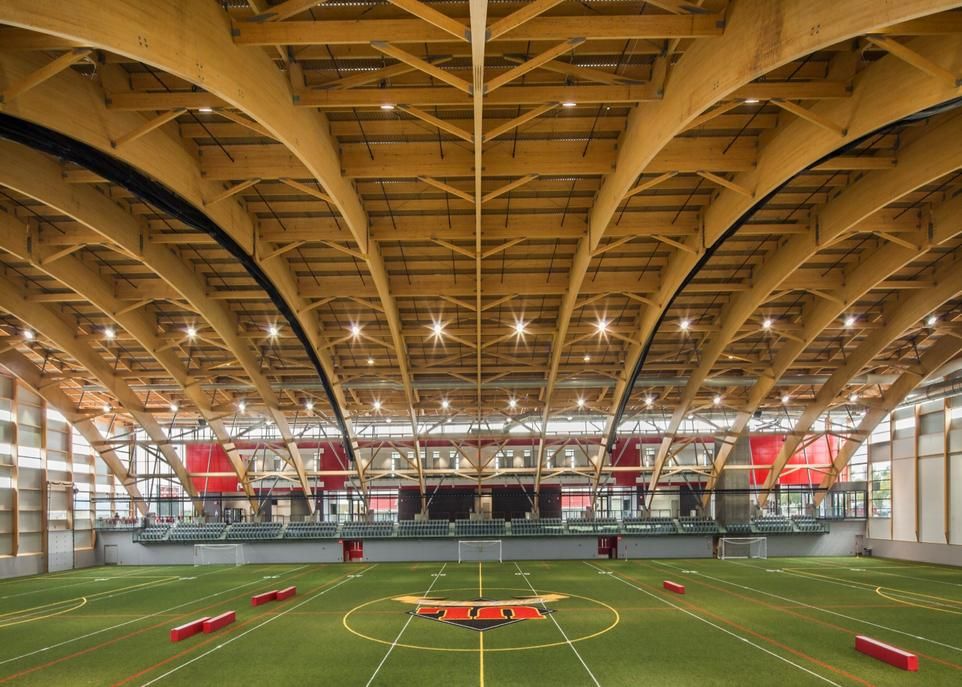 Le stade TELUS – Université Laval a ouvert en 2012. Il se distingue par sa grande toiture courbe à ossature de bois lamellé-collé supportée par 13 arches à inertie variable.